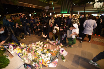 有市民在屯门举行追悼会，大批市民到场献花。
