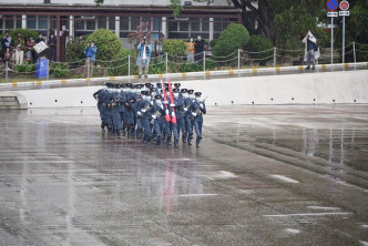 警隊表演中式步操。