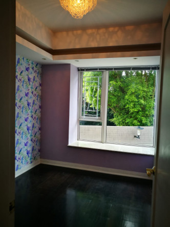 房间设有花纹墙纸，十分美观。