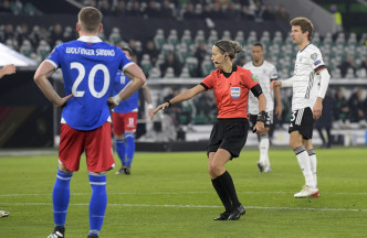女球證伊雲娜(中)判德國獲十二碼。Reuters