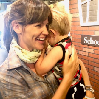 宾艾弗力分享前妻珍妮花嘉纳（Jennifer Garner）抱着儿子Samuel的旧照，盛赞珍妮花是好妈妈。