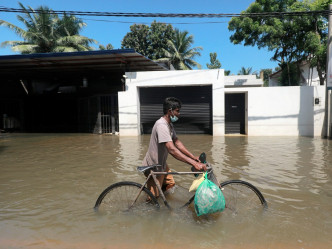 斯里兰卡亦因暴雨引发严重水浸。路透社图片
