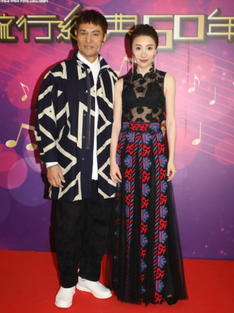 陈展鹏与林夏薇为节目合唱。