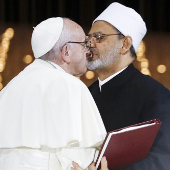 教宗历史性访问阿拉伯半岛，并与回教领袖亲拥。AP
