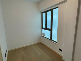 1房户的大厅设有大窗，为室内引进充足天然光线。