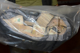 警方搜出250萬元現金及牛肉刀、衣物等