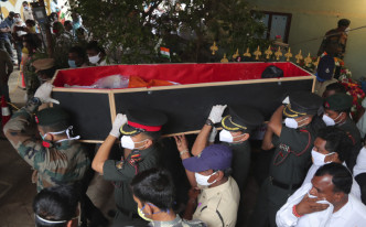 冲突中其中一名阵亡印度军官在家乡举殡。AP图
