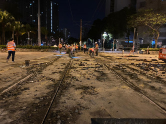 天耀路天湖路交界的轻铁路轨，被人用水泥填平。港铁提供