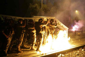 有示威者纵火及焚烧汽车。AP