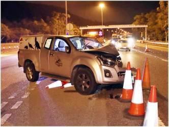 「农夫车」车头撞毁。