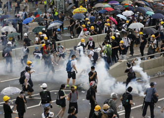 港澳办说，中央政府强烈谴责有关暴力行径，坚定支持警队依法惩治。AP图片