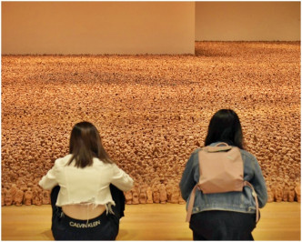 訪客在展廳眺望《亞洲土地》，或有被萬千雙眼凝視之感。