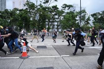 有示威者與警察爆發衝突