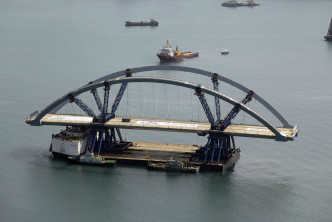 双拱钢桥运送船进入将军澳湾。资料图片