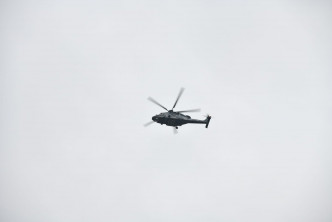 飞行服务队直升机今晨再出动搜救。丁志雄摄