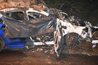 一辆「扫把佬」失事撞向灯柱和大树后著火，37岁司机惨遭烧死。