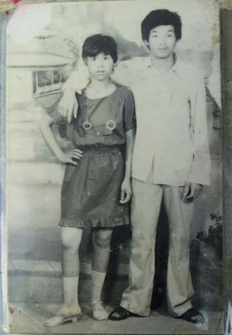 张玉环（右）入狱前与前妻的合照。 网图