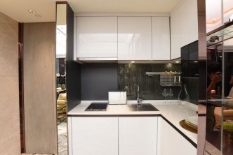 開放式廚房節省空間，備齊全品牌廚電。（18樓E室）