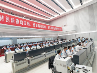 北京航天飛行控制中心，航天科技人員在現場工作。新華社