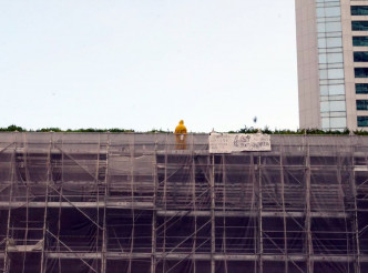 男子在金钟太古广场的平台挂上反对修例的横额。