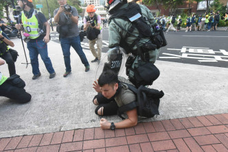 防暴警察制服示威者