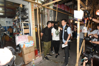 警方晚上将疑犯押返深水埗大南街住所搜屋。徐裕民摄