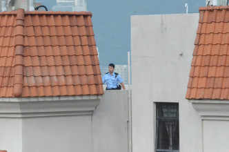 警方初步懷疑賊人由露台爬入犯案。