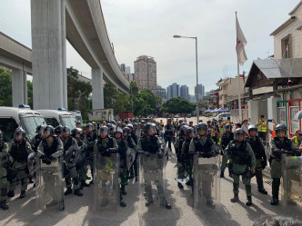 南边围村外防暴警察在场戒备