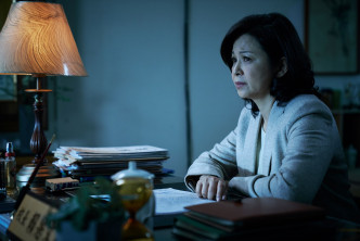 杨贵媚饰演特殊学校校长，知好多嘢但怕杀校乜都唔做。