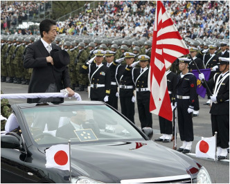 安倍晋三检阅自卫队。AP