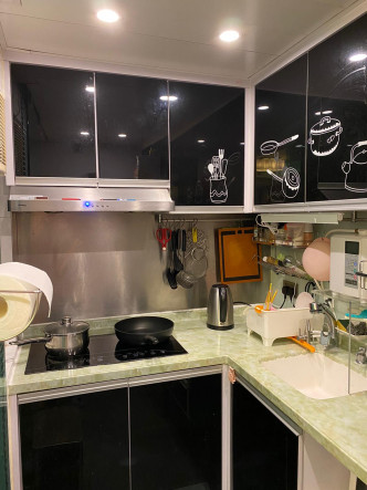 廚櫃採亮面設計，令櫃面時刻保持簇新。