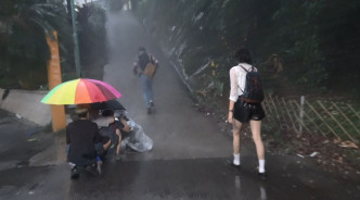 濕滑長斜
兩人喺條濕滑長斜路來回奔跑超過30次，加上天雨路滑，有啲危險。