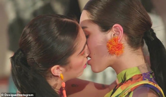 Lourdes与女表演者想透过亲吻及多样性等表达爱。