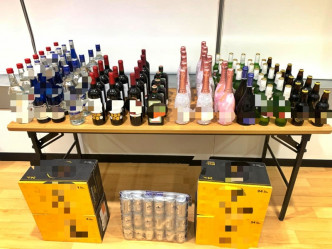 警方在该个油麻地派对房间中，检获148罐啤酒及54支烈酒。警方图片