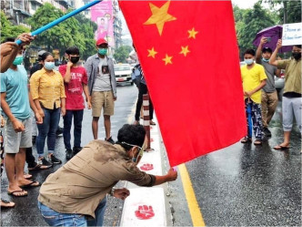 有示威者焚烧中国国旗。网图
