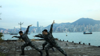 駐港解放軍以維港背景起舞。影片截圖