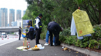 家屬及親友在警方安排下到現場進行路祭。  梁國峰攝