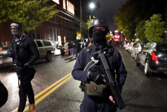 波特兰示威者手持突击步枪游行。AP图片
