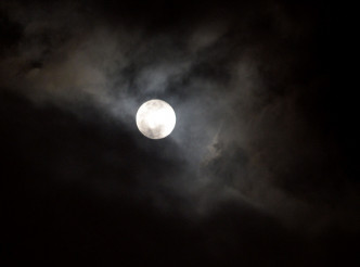 今日是20世纪以来，首次天文现象「超级月亮」撞正元宵节正日。