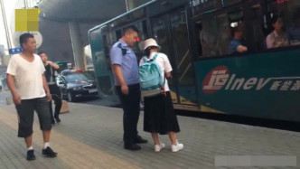 少女遗失手机私自检查乘客手袋，律师：无权私下搜查。网图