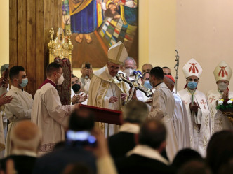 教宗在巴格達聖母救贖教堂主持了在當地的首場彌撒。AP