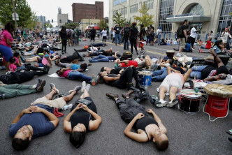 示威者「集體裝死」。AP圖片