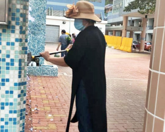 有市民協助清理邨內的「連儂牆」。網民Ying Ying圖片