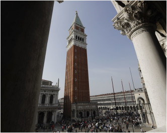 民众抱怨大多游客淹没了威尼斯。AP