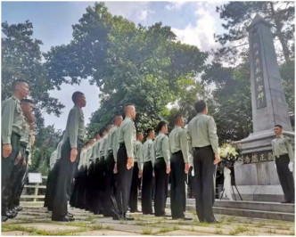 駐港部隊部分官兵到烏蛟騰烈士紀念園瞻仰。網圖