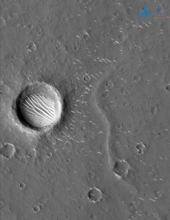 天問一號拍攝的火星高清影像。（國家航天局供圖）