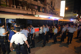 警方拘捕24名男女。黃文威攝