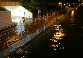 强台风尼格2011年吹袭期间，沙田城门河连续2日出现海水倒灌