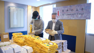 黎明（左）与郭少明亲自为防疫物品包装。