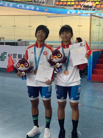 李思颖(右)和吴思颖亦在女子麦迪逊赛摘铜。相片由单车总会提供
